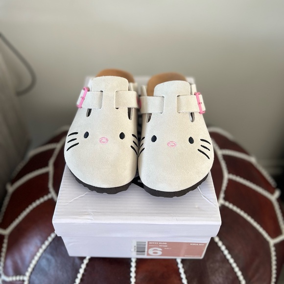 Hello Kitty - KIRA NY
FITS TRUE TO SIZE
EXCELLENT QUALITY
INDOOR & OUTDOOR WEAR - Picture 5 of 5